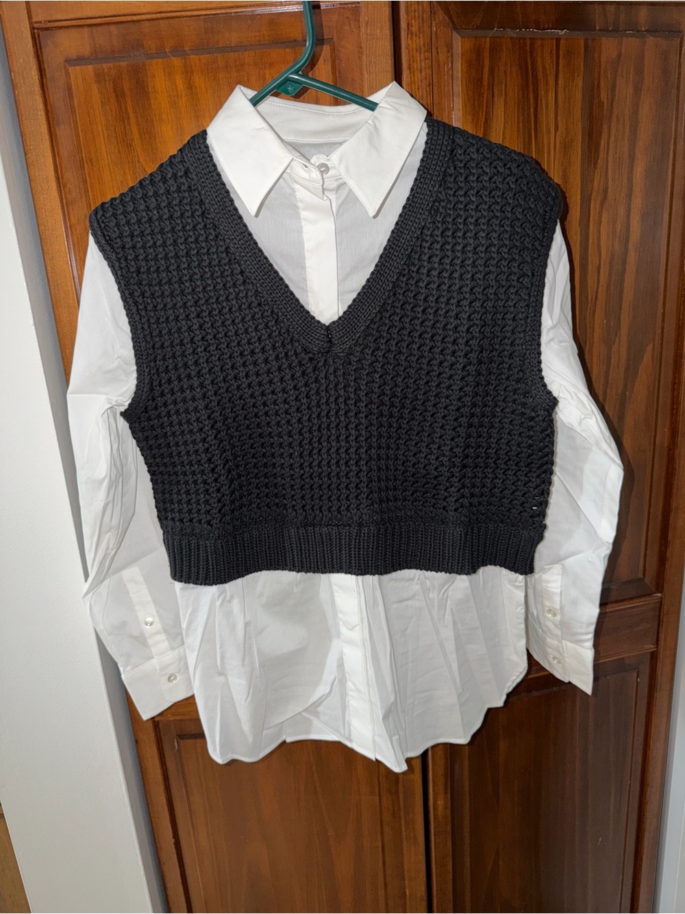 Elan Black Cropped V-Neck Knit Sweater Vest